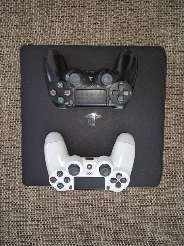PlayStation 4 + 2 Joystick + FIFA23