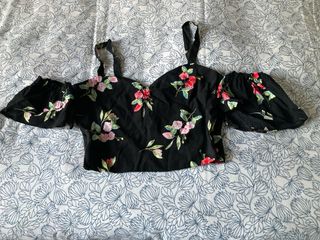 Top floral negro con hombros descubiertos