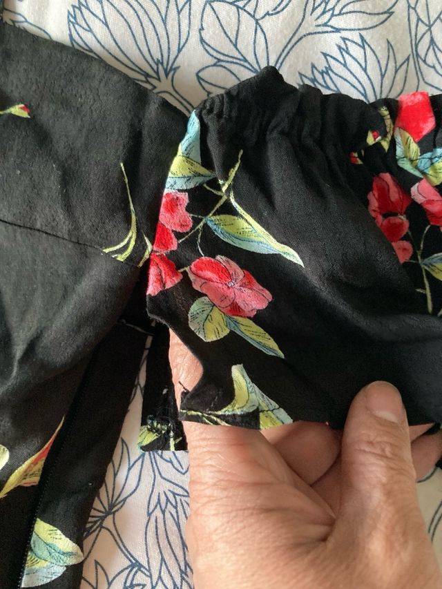 Top floral negro con hombros descubiertos