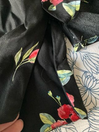 Top floral negro con hombros descubiertos