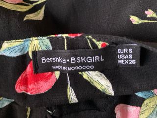 Top floral negro con hombros descubiertos