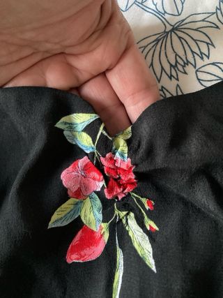 Top floral negro con hombros descubiertos