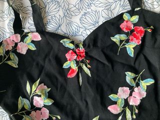 Top floral negro con hombros descubiertos