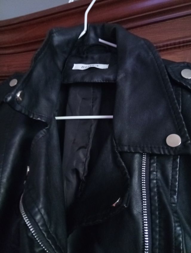 Cazadora efecto piel entallada, con cinturón