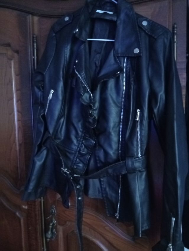 Cazadora efecto piel entallada, con cinturón