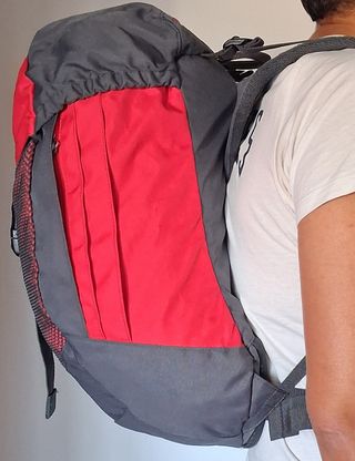 Mochila montaña Quechua roja y gris