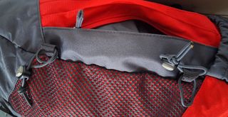 Mochila montaña Quechua roja y gris