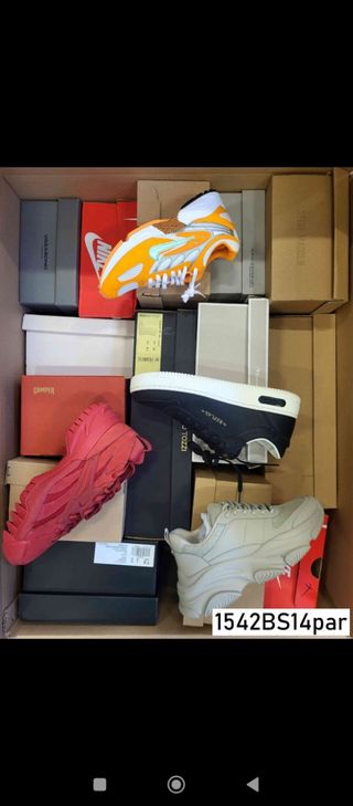 Cajas de 14 pares de zapatillas marcas conocidas