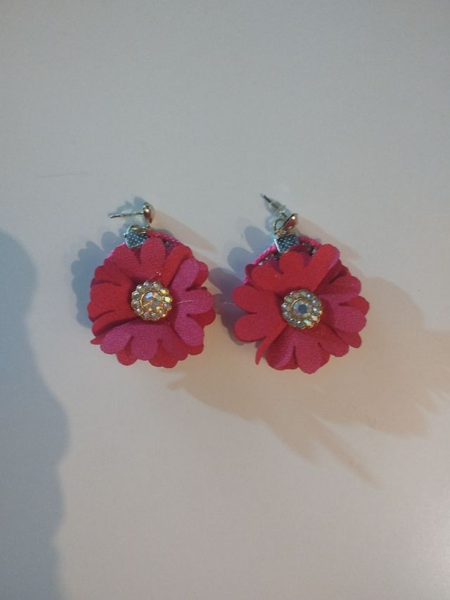 Pendientes florales rosas y rojos