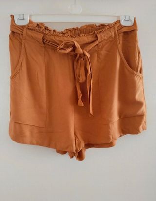 Shorts color camel con cinturón