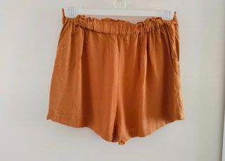 Shorts color camel con cinturón