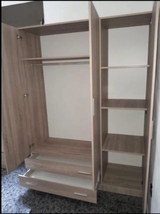 Armarios de madera color beige