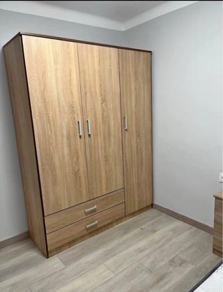 Armarios de madera color beige