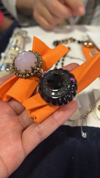 Anillo estilo bohemio con piedra rosa y negra
