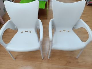 2 Sillas Blancas de Plástico, 9€ cada una