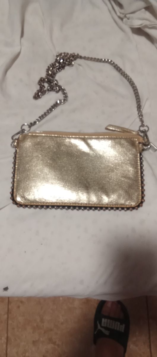 Bolso de fiesta dorado con cadena