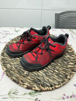 Botas de niño rojas y negras