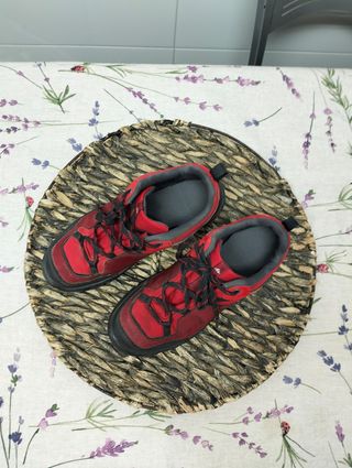 Botas de niño rojas y negras