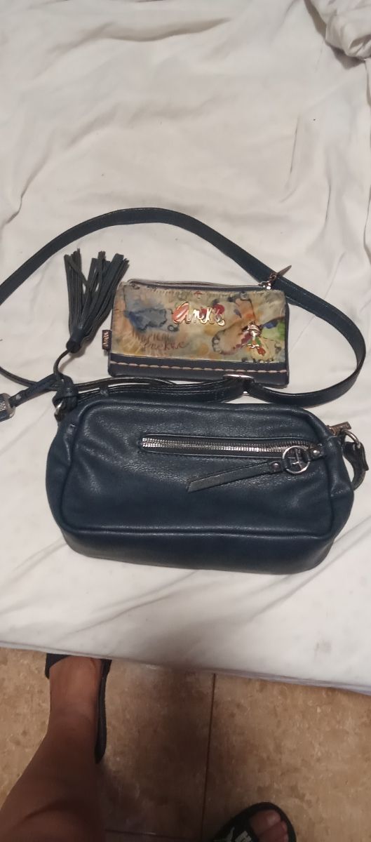 Bolso azul con cartera a juego