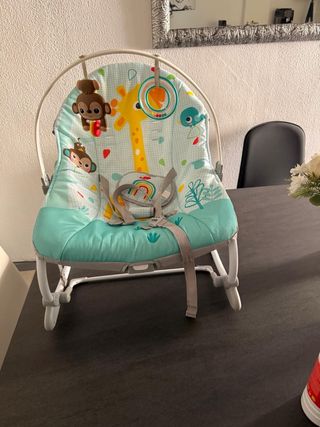 Mecedora para bebés con juguetes