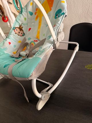 Mecedora para bebés con juguetes