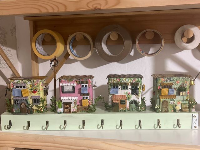 Colgador de llaves hecho a mano con 4 casitas.