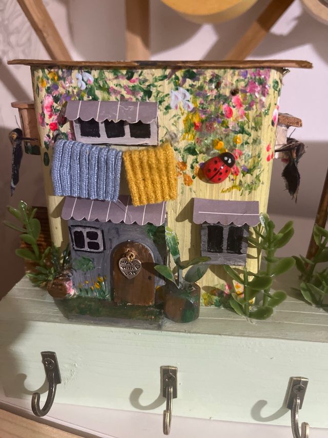 Colgador de llaves hecho a mano con 4 casitas.