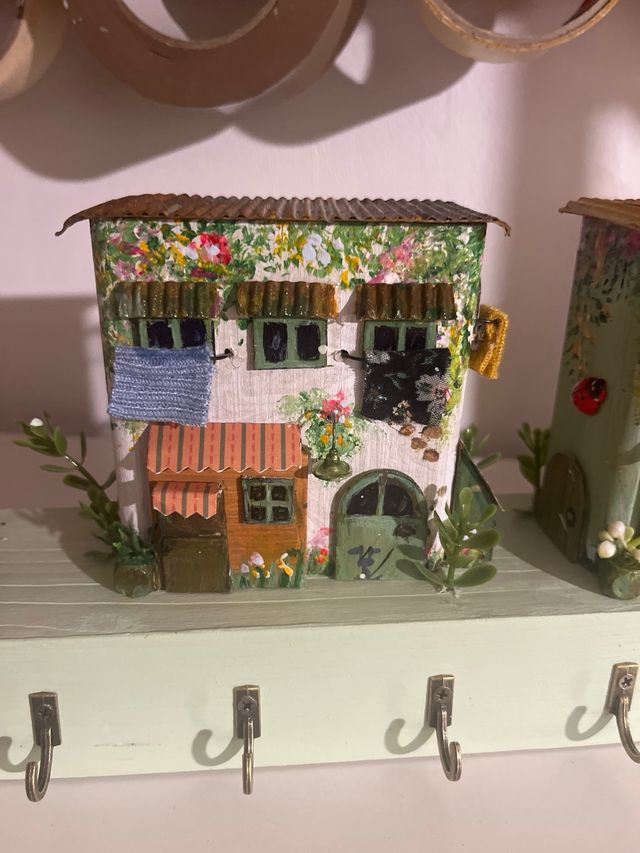 Colgador de llaves hecho a mano con 4 casitas.