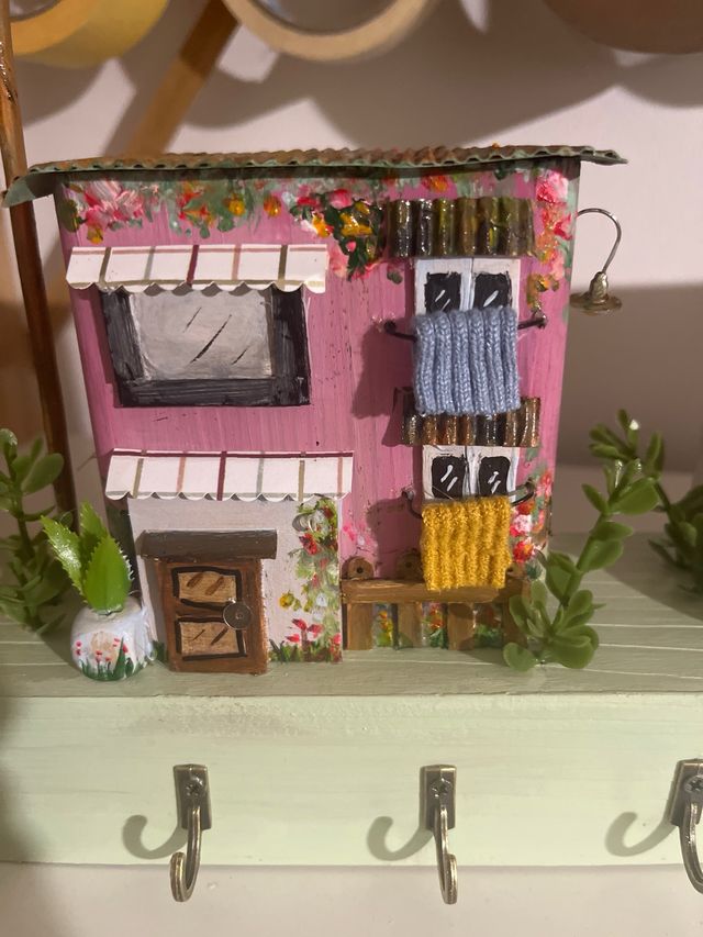 Colgador de llaves hecho a mano con 4 casitas.