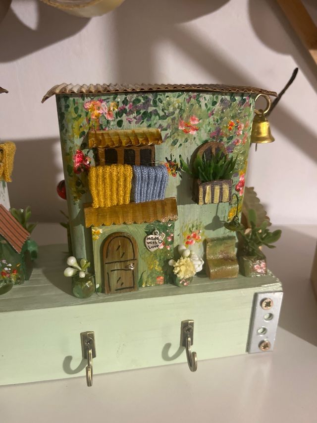 Colgador de llaves hecho a mano con 4 casitas.