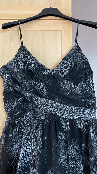 Vestido de fiesta/cóctel negro con estampado gris 