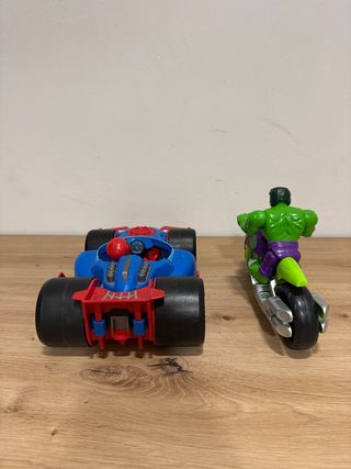 Spiderman y Hulk con Vehículos