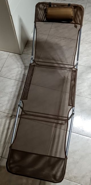 Tumbona plegable marrón+ cojín. Precio negociable.