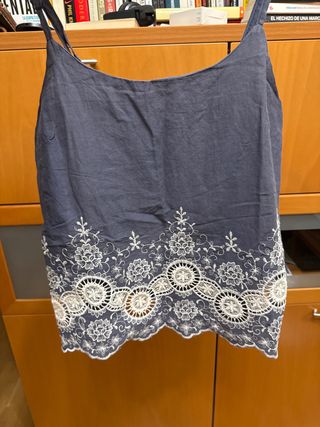 Blusa azul con encaje blanco