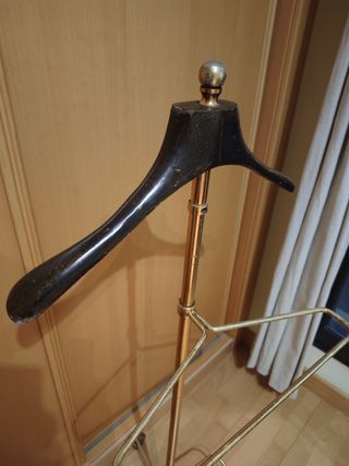 Antiguo galán de noche de metal y madera