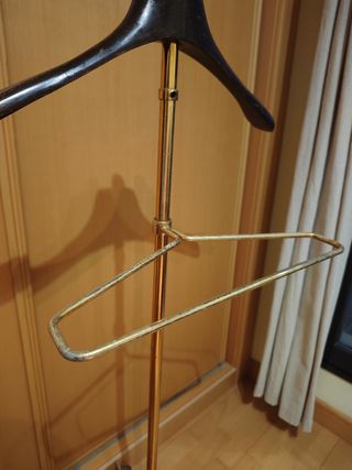 Antiguo galán de noche de metal y madera