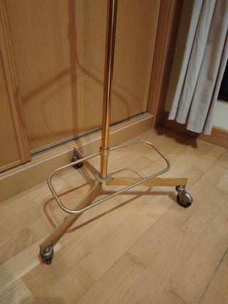 Antiguo galán de noche de metal y madera