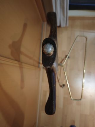 Antiguo galán de noche de metal y madera