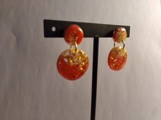 Pendientes dorados y rojos