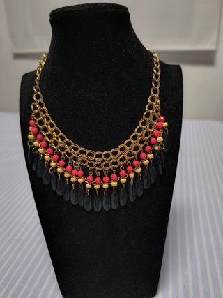 Collar Dorado con Cuentas Rojas y Negras