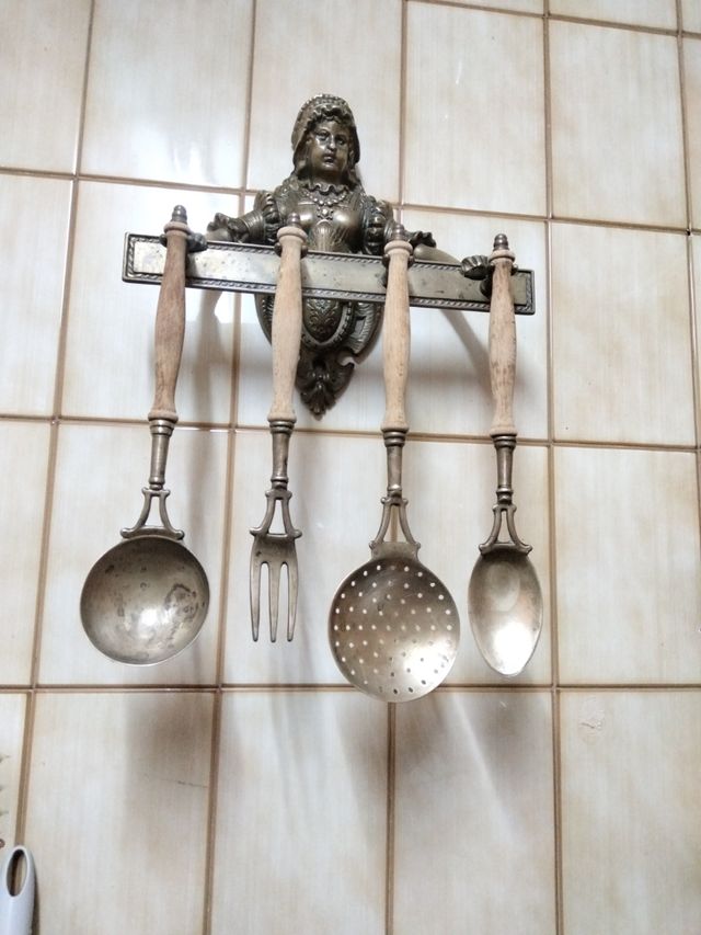 Appendino da cucina con figura di donna e 10 piedi