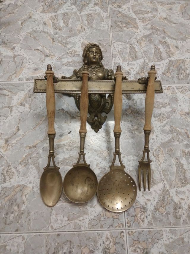 Appendino da cucina con figura di donna e 10 piedi