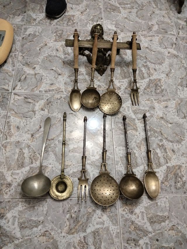 Appendino da cucina con figura di donna e 10 piedi