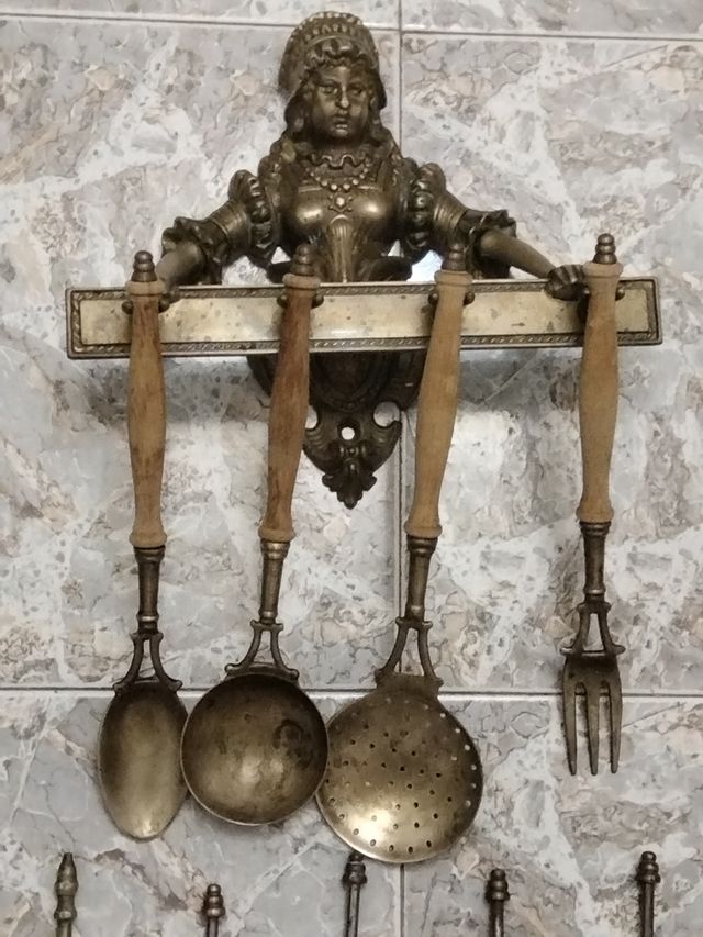 Appendino da cucina con figura di donna e 10 piedi