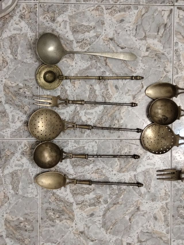 Appendino da cucina con figura di donna e 10 piedi