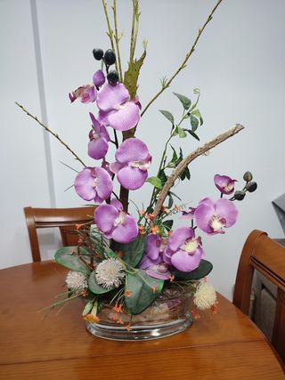Centro de mesa floral morado y verde