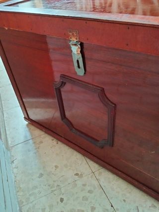 Baúl de madera antiguo