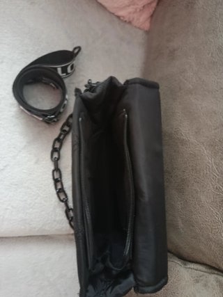 Bolso negro con cadena