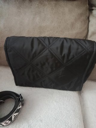 Bolso negro con cadena