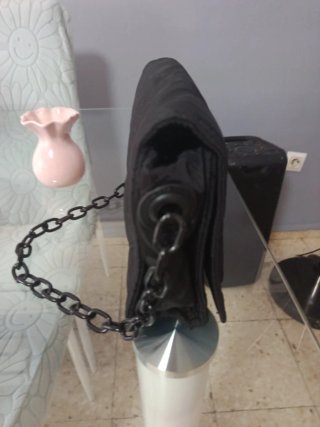 Bolso negro con cadena